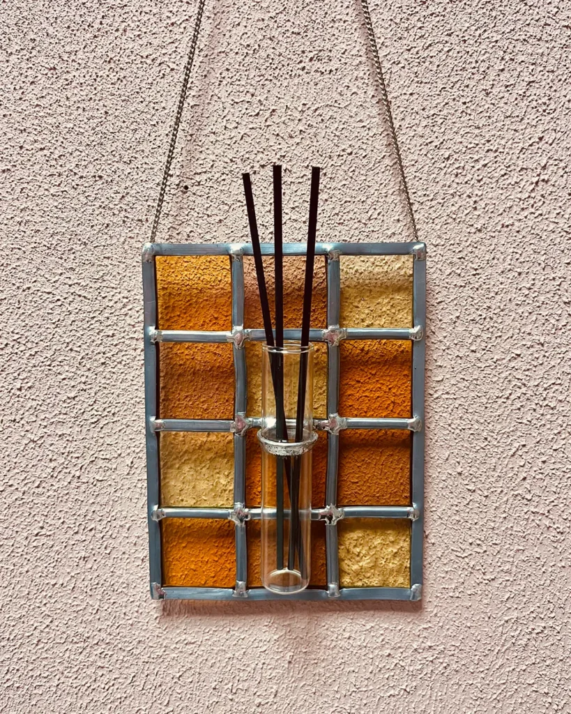 glas-in-lood vaasje met geurstokjes ruitje van 3x4 blokjes oranje geel bruin