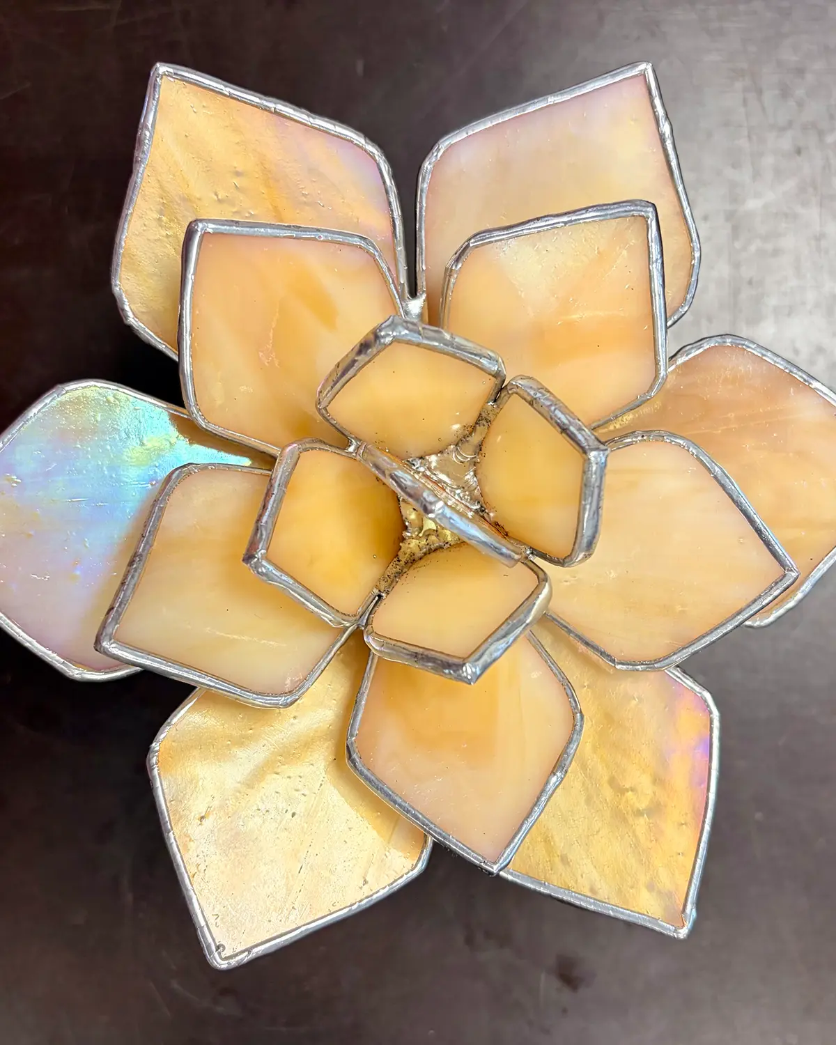 Beige glazen vetplantje van opaak iriserend glas in handgemaakt potje