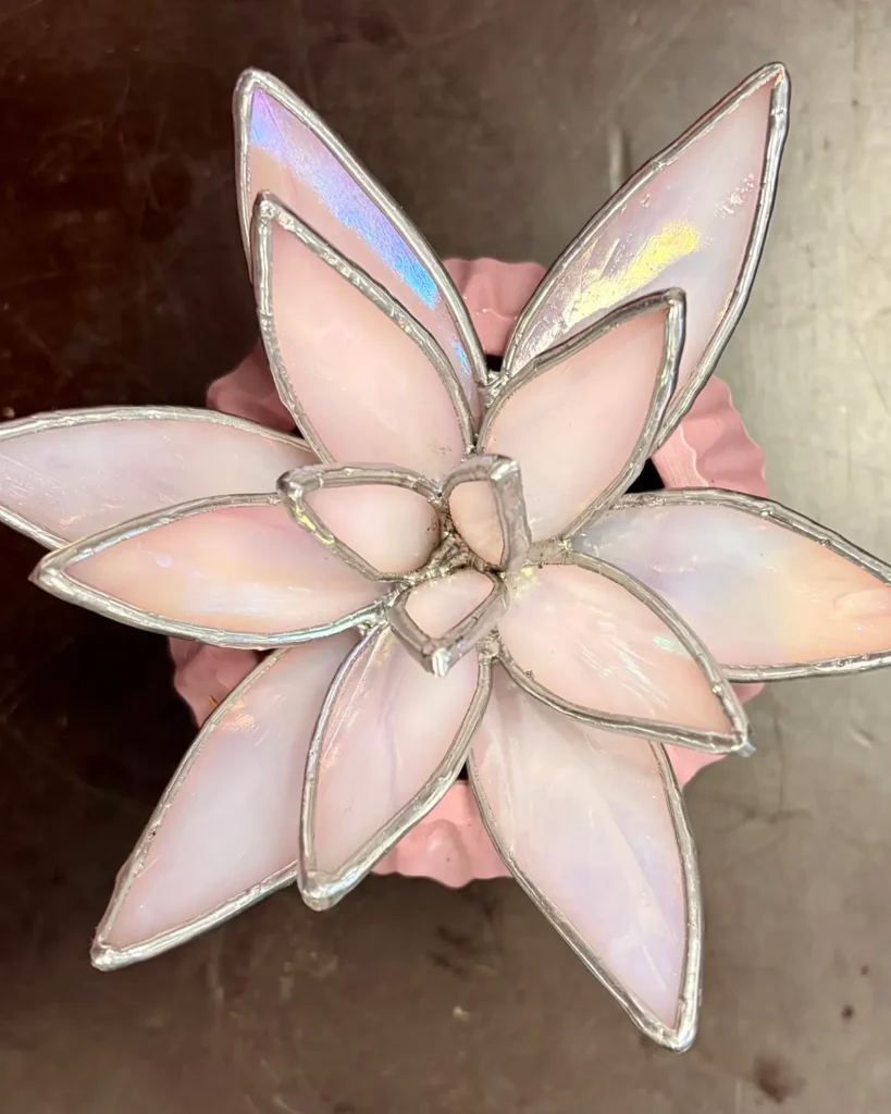 Glazen vetplantje Spiky roze van opaak iriserend glas in handgemaakt potje