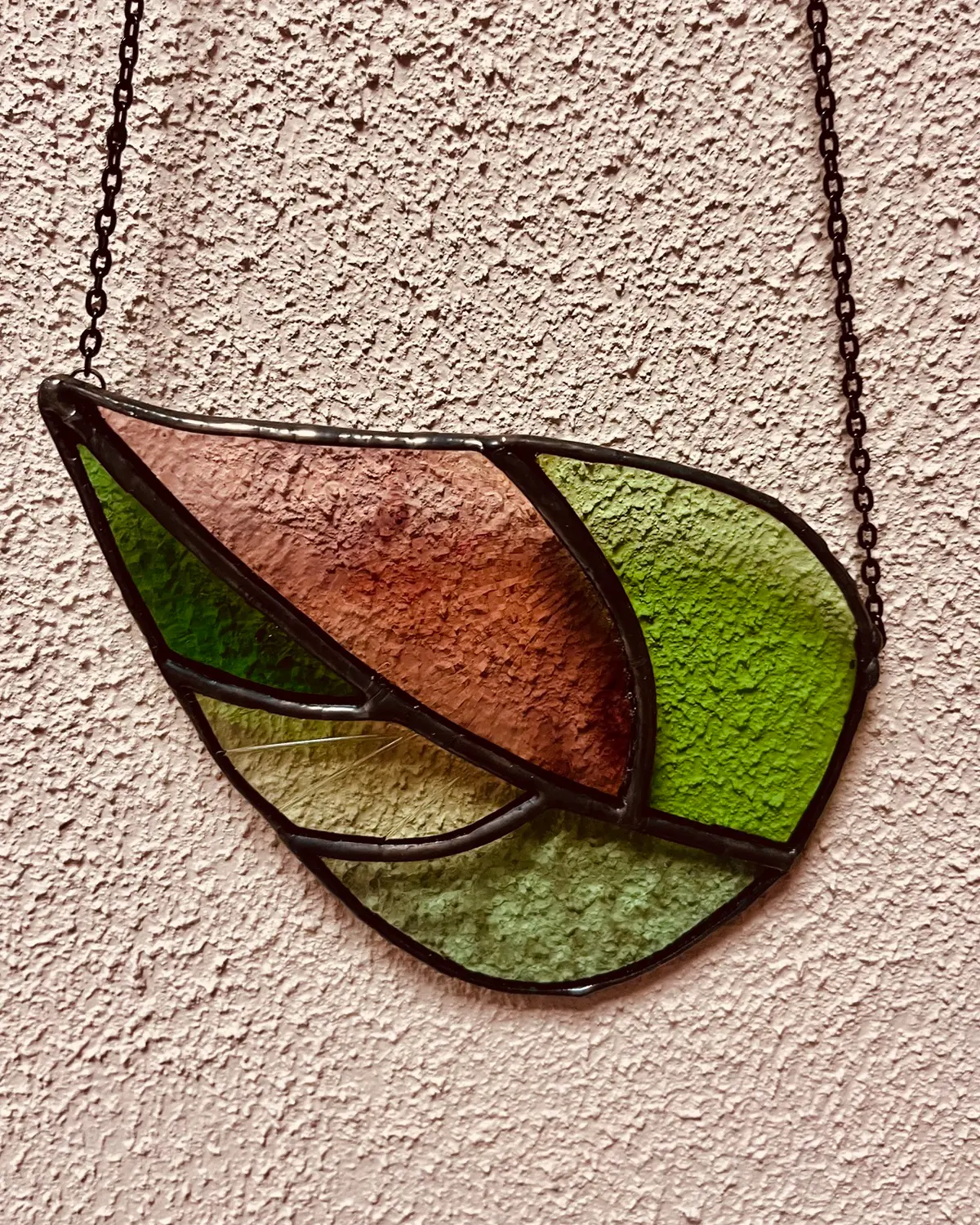 Handgemaakte glas-in-lood suncatcher blad uitvoering A aan ophangkettinkje