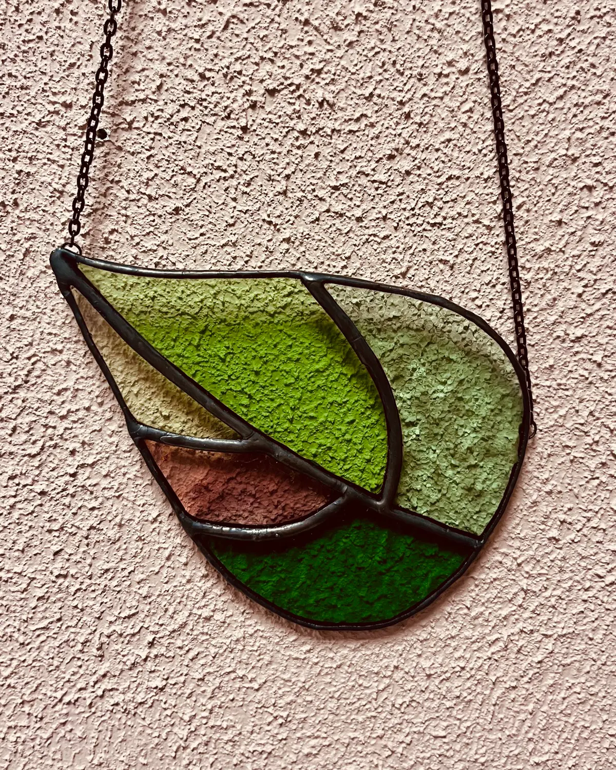 Handgemaakte glas-in-lood suncatcher blad uitvoering B aan ophangkettinkje