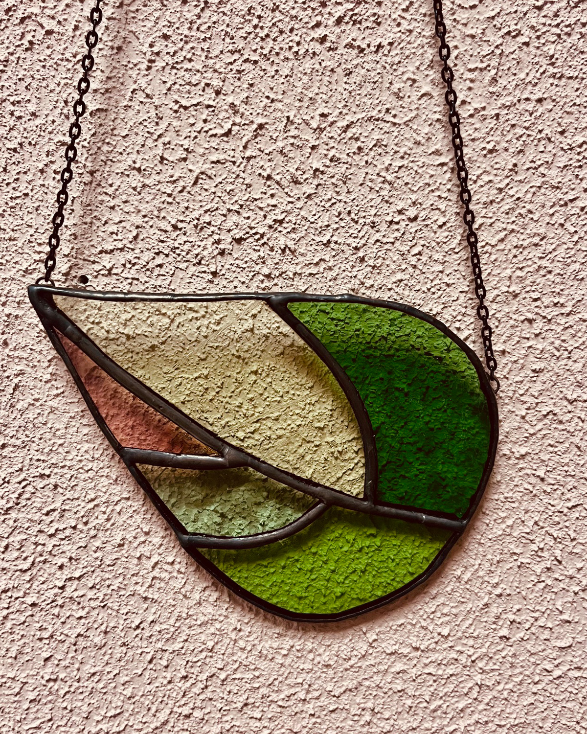 Handgemaakte glas-in-lood suncatcher blad uitvoering C aan ophangkettinkje