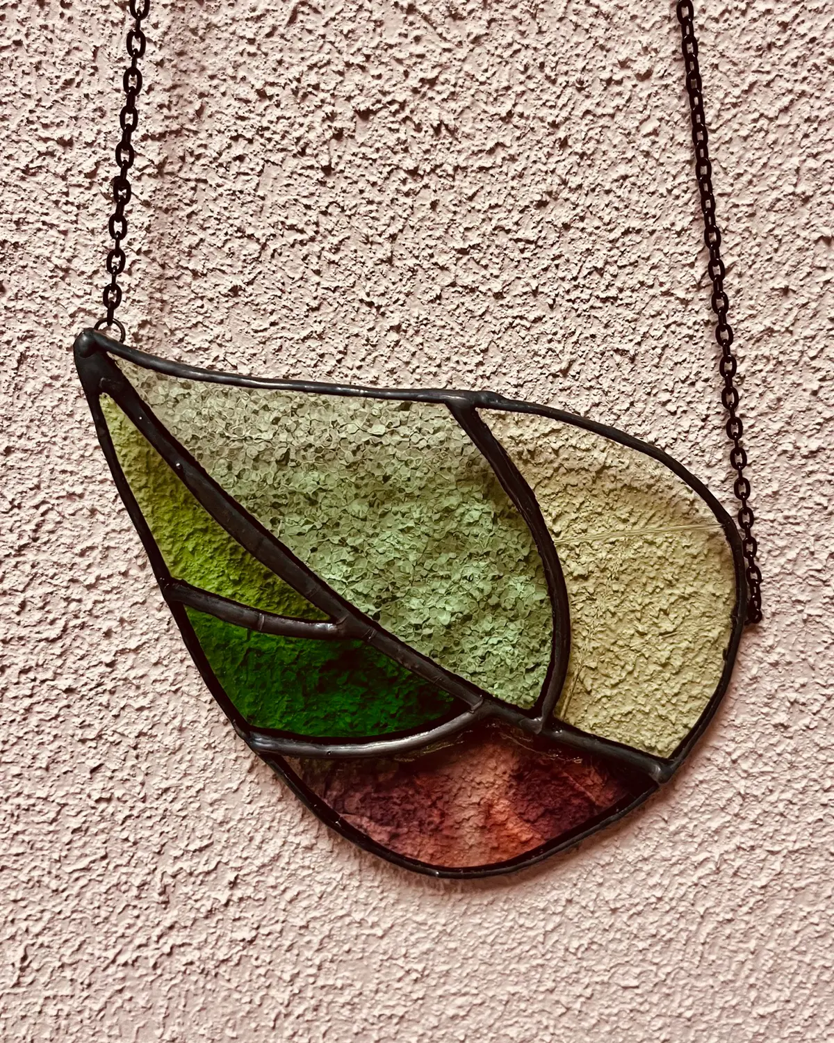 Handgemaakte glas-in-lood suncatcher blad uitvoering D aan ophangkettinkje