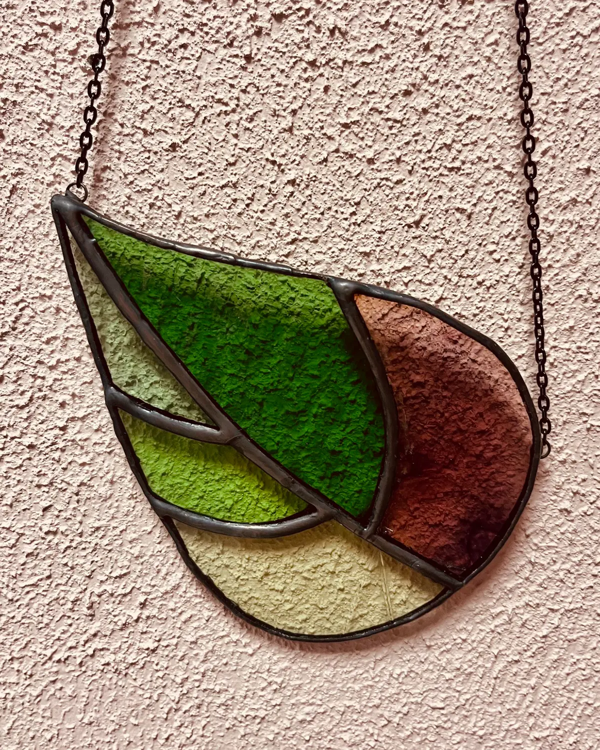 Handgemaakte glas-in-lood suncatcher blad uitvoering E aan ophangkettinkje