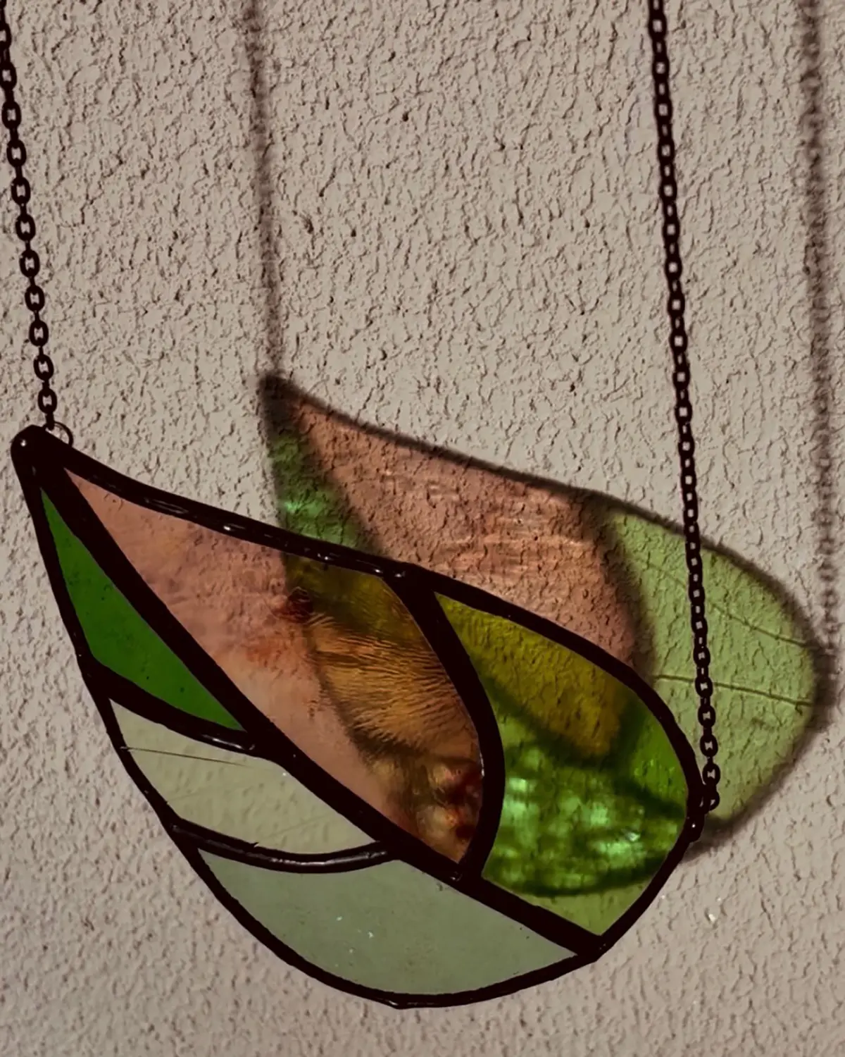 Glas-in-lood suncatcher blad met verschillende kleurverdelingen