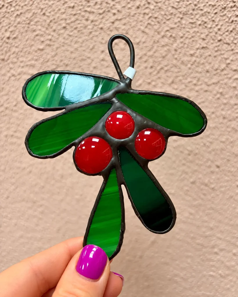 Glas-in-lood suncatcher hulst uitvoering A met groene bladeren en drie rode glazen bessen