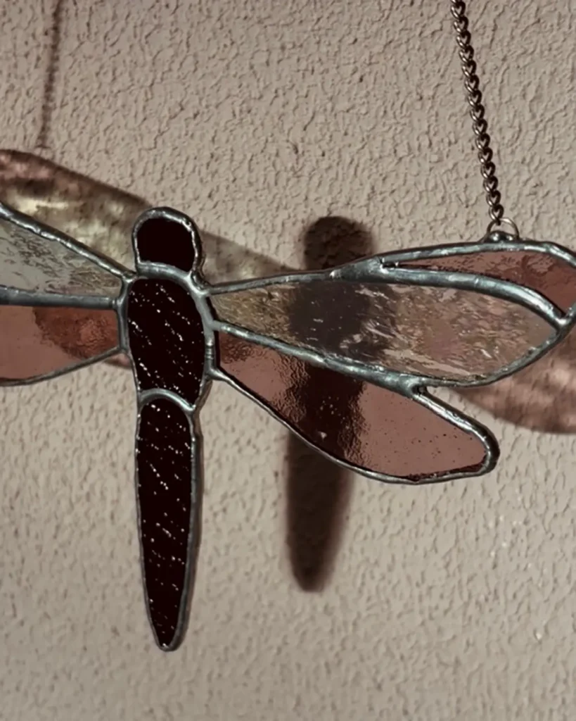 Glas-in-lood suncatcher libelle met bruin lijfje en roze iriserende transparante vleugels