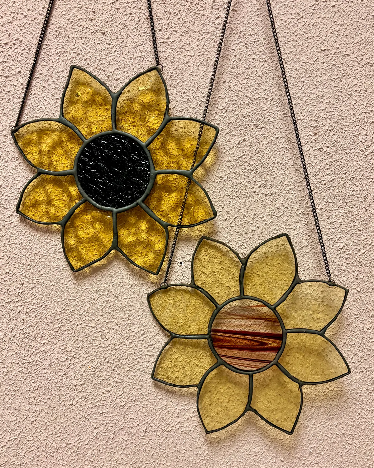 Glas-in-lood suncatcher zonnebloem van goudgeel structuurglas en bruin glas varianten