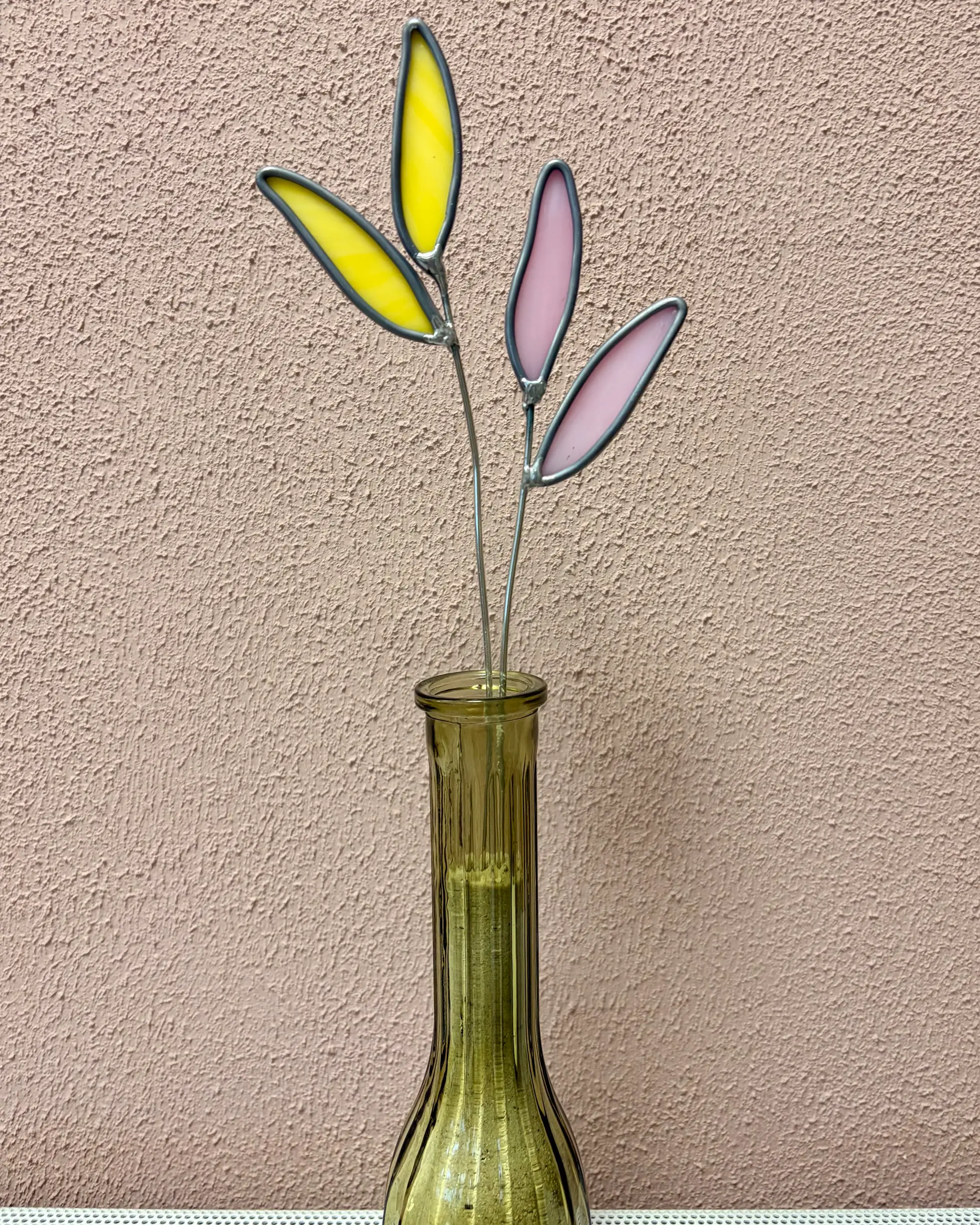 klein Boeket van roze en gele glasbloemen in een vaasje, handgemaakt van glas-in-lood