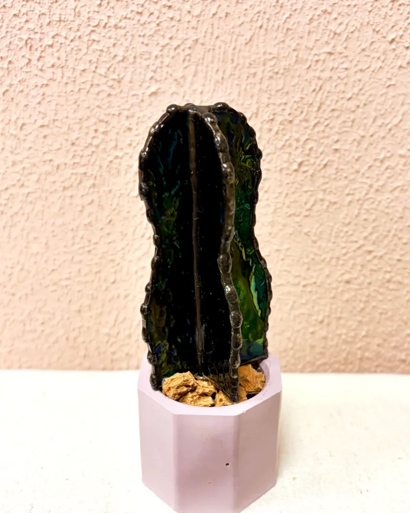 3D glazen cactus van zwart iriserend glas met groen-blauwe glans in handgemaakt paars kleipotje
